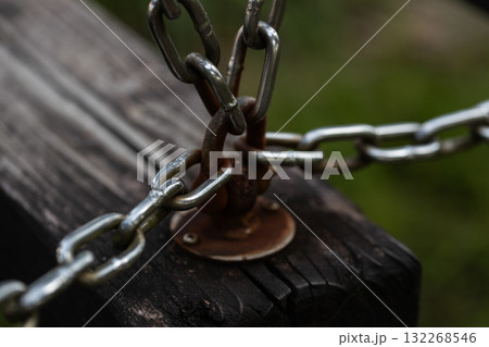 公園の遊具の鎖　吊り橋のチェーンの素材写真 132268546