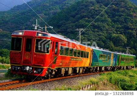 赤・青・緑の車体が彩る 四国まんなか千年ものがたり 132268898