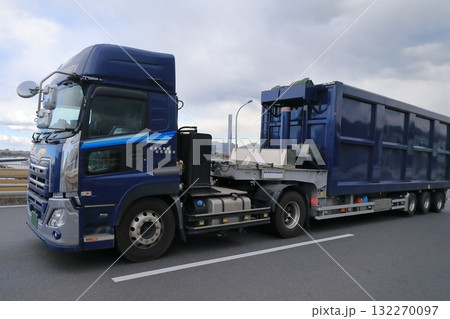 スクラップ運搬車両 132270097