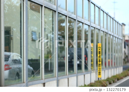 公道に設置された防音壁 公道に設置された防音壁 132270179