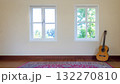 ヴィンテージなクラシックギターのある部屋 132270810