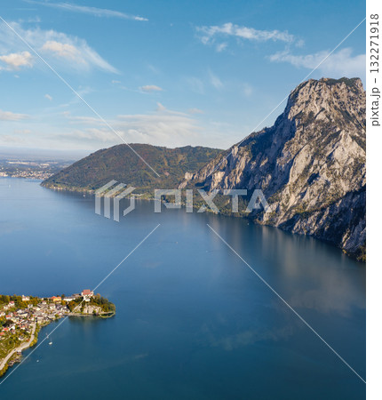Peaceful autumn Alps mountain Traunsee lake view from Kleiner Sonnstein rock summit, Ebensee, Upper Austria. 132271918