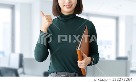 いいねのポーズをする若い女性・ビジネスウーマン 132272264