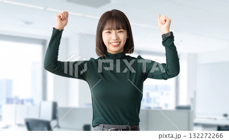 ガッツポーズをする女性・ビジネスウーマン 132272266