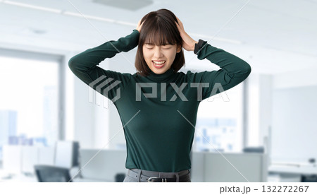 頭を抱えて困る若い女性・ビジネスウーマン 頭を抱えて困る若い女性・ビジネスウーマン 132272267