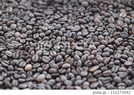 Close-up of roasted Arabica coffee beans. Background of brown roasted coffee beans Close-up of roasted Arabica coffee beans. Background of brown roasted coffee beans 132273042