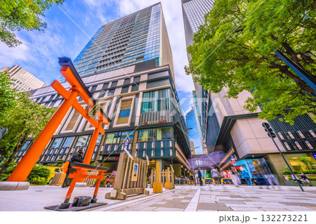 日本の東京都市景観 日本橋室町・ビルの谷間の福徳神社などを望む。右奥に再開発のビル… 132273221