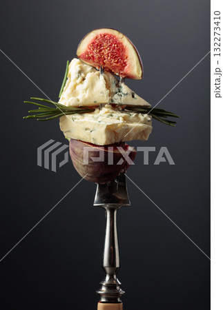 Blue cheese with fresh figs and rosemary. 132273410