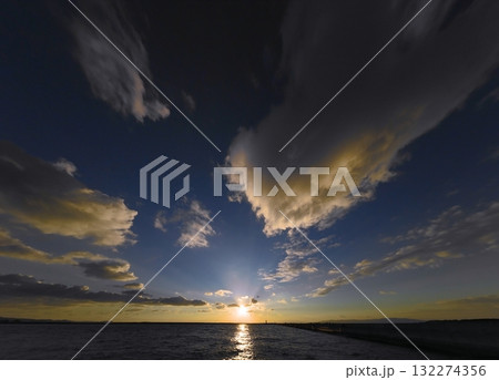 多様な雲が広がったドラマチックな夕空と港・冬・超広角・空主体・250104pm 132274356