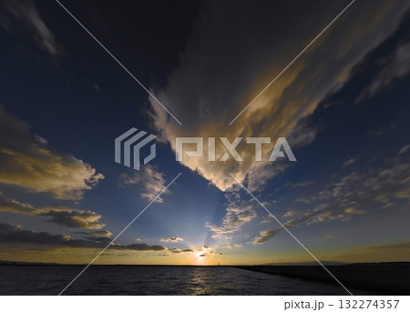 多様な雲が広がったドラマチックな夕空と港・冬・超広角・空主体・250104pm 132274357
