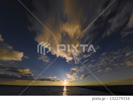多様な雲が広がったドラマチックな夕空と港・冬・超広角・空主体・250104pm 多様な雲が広がったドラマチックな夕空と港・冬・超広角・空主体・250104pm 132274358