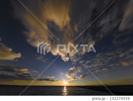 多様な雲が広がったドラマチックな夕空と港・冬・超広角・空主体・250104pm 132274359