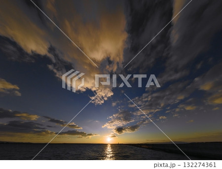 多様な雲が広がったドラマチックな夕空と港・冬・超広角・空主体・250104pm 132274361