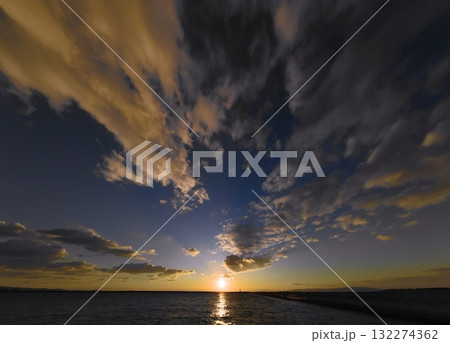 多様な雲が広がったドラマチックな夕空と港・冬・超広角・空主体・250104pm 多様な雲が広がったドラマチックな夕空と港・冬・超広角・空主体・250104pm 132274362