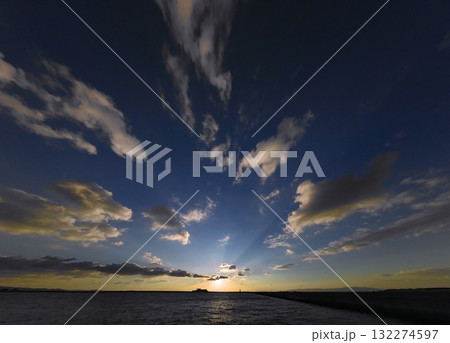多様な雲が広がったドラマチックな夕空と港を出港するフェリー・冬・超広角・空主体・250104pm 132274597