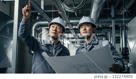 ビルの空調配管を点検する設備保守員 ビルの空調配管を点検する設備保守員 132274909