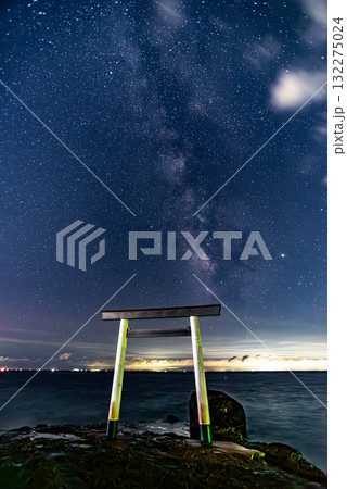 つぶて浦の鳥居と天の川 132275024