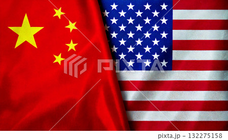 アメリカの国旗と中国の国旗 132275158