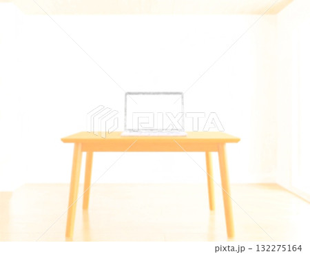 シンプルな部屋に机とノートパソコンがあるイメージ。イラスト風。 シンプルな部屋に机とノートパソコンがあるイメージ。イラスト風。 132275164