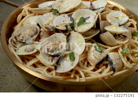 spaghetti with vongole clams, in cream sauce, carbonara, in a brass pan, homemade, top view, no people, 132275191