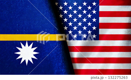 アメリカの国旗とナウルの国旗 132275263