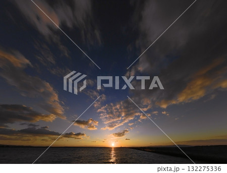 多様な雲が広がったドラマチックな夕空と港・冬・超広角・空主体・250104pm 多様な雲が広がったドラマチックな夕空と港・冬・超広角・空主体・250104pm 132275336