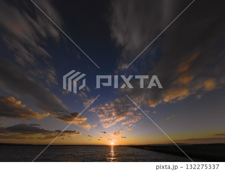 多様な雲が広がったドラマチックな夕空と港・冬・超広角・空主体・250104pm 多様な雲が広がったドラマチックな夕空と港・冬・超広角・空主体・250104pm 132275337