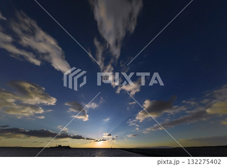 多様な雲が広がったドラマチックな夕空と港を出港するフェリー・冬・超広角・空主体・250104pm 132275402