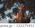リンゴとかごとランタンを持つ童話のようなキツネ 132275452