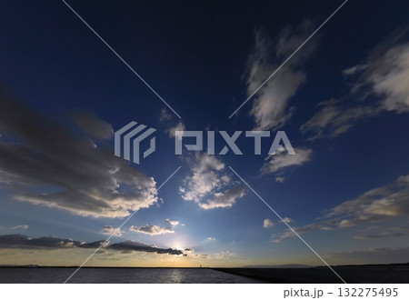 多様な雲が広がったドラマチックな夕空と港・冬・超広角・空主体・250104pm 132275495
