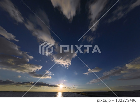 多様な雲が広がったドラマチックな夕空と港・冬・超広角・空主体・250104pm 多様な雲が広がったドラマチックな夕空と港・冬・超広角・空主体・250104pm 132275496