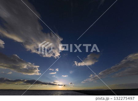 多様な雲が広がったドラマチックな夕空と港・冬・超広角・空主体・250104pm 132275497