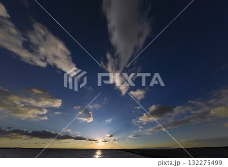 多様な雲が広がったドラマチックな夕空と港・冬・超広角・空主体・250104pm 132275499