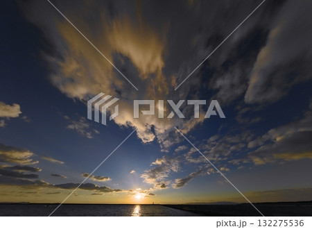 多様な雲が広がったドラマチックな夕空と港・冬・超広角・空主体・250104pm 132275536