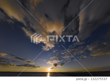多様な雲が広がったドラマチックな夕空と港・冬・超広角・空主体・250104pm 多様な雲が広がったドラマチックな夕空と港・冬・超広角・空主体・250104pm 132275537