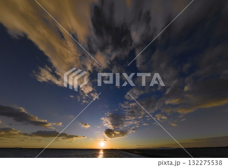 多様な雲が広がったドラマチックな夕空と港・冬・超広角・空主体・250104pm 132275538