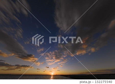 多様な雲が広がったドラマチックな夕空と港・冬・超広角・空主体・250104pm 多様な雲が広がったドラマチックな夕空と港・冬・超広角・空主体・250104pm 132275540