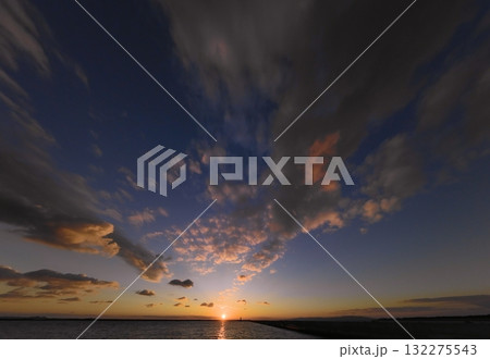 多様な雲が広がったドラマチックな夕空と港・冬・超広角・空主体・250104pm 多様な雲が広がったドラマチックな夕空と港・冬・超広角・空主体・250104pm 132275543