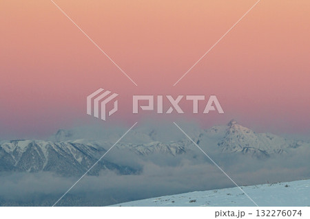 雪山のモルゲンロートと雲海 132276074
