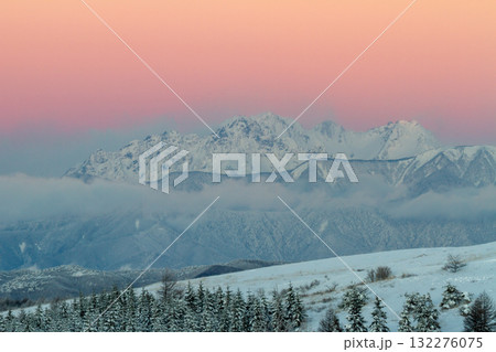 北アルプスの朝焼けと雲海 132276075