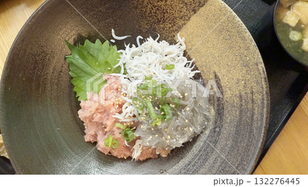 新鮮な生しらすとマグロねぎトロ丼 新鮮な生しらすとマグロねぎトロ丼 132276445