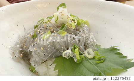 新鮮な生しらす丼 132276452