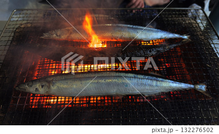 秋刀魚(さんま)を炭火で網焼き 秋刀魚(さんま)を炭火で網焼き 132276502