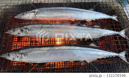 秋刀魚(さんま)を炭火で網焼き 秋刀魚(さんま)を炭火で網焼き 132276506