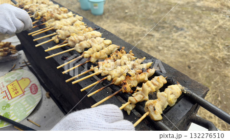 縁日の焼き鳥 日本のお祭り風景 縁日の焼き鳥 日本のお祭り風景 132276510
