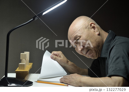 机の前で悔しがる老人 机の前で悔しがる老人 132277029