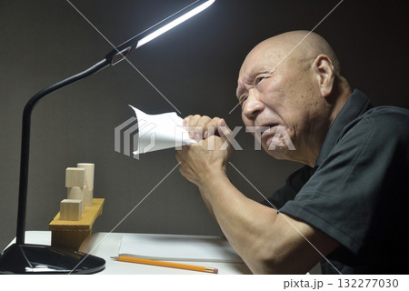 机の前で悔しがる老人 机の前で悔しがる老人 132277030