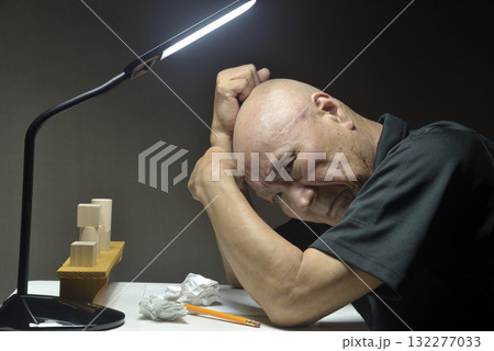 机の前で悔しがる老人 机の前で悔しがる老人 132277033