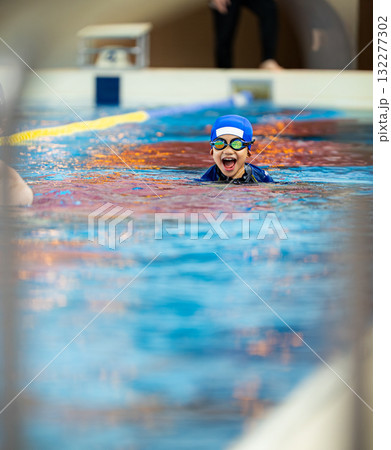 スイミング教室に通う5歳の男の子 スイミング教室に通う5歳の男の子 132277302