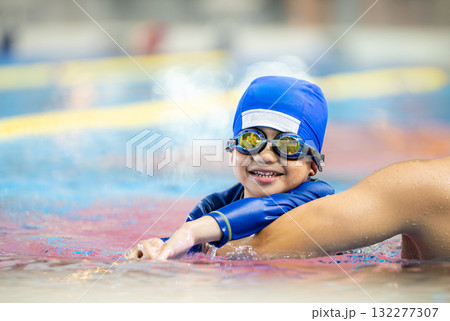 スイミング教室に通う5歳の男の子 132277307